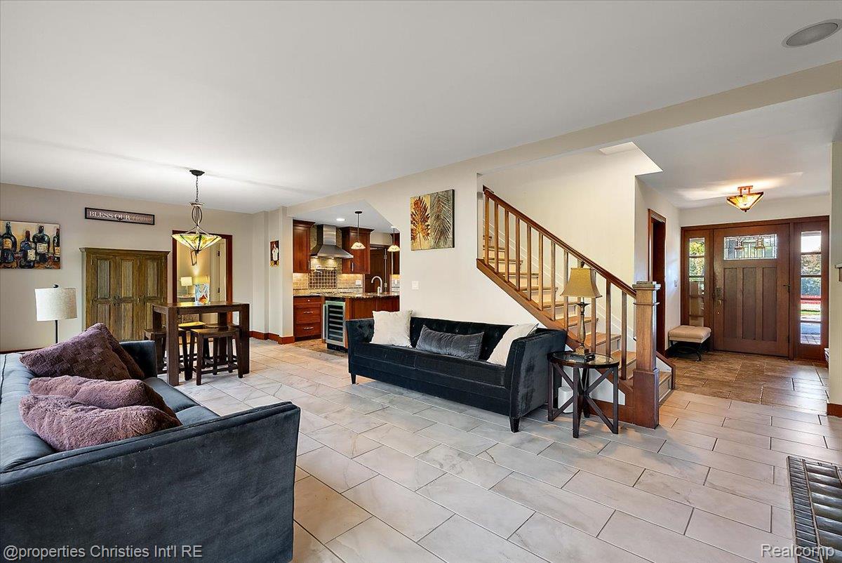 1760 CEDAR HILL DR