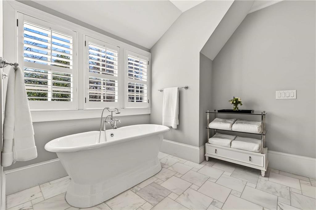 2976 Sequoyah Drive NW