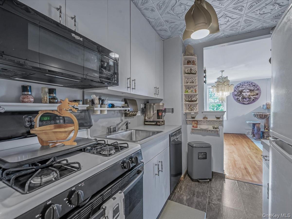 241-20 Northern Boulevard Unit: 6J