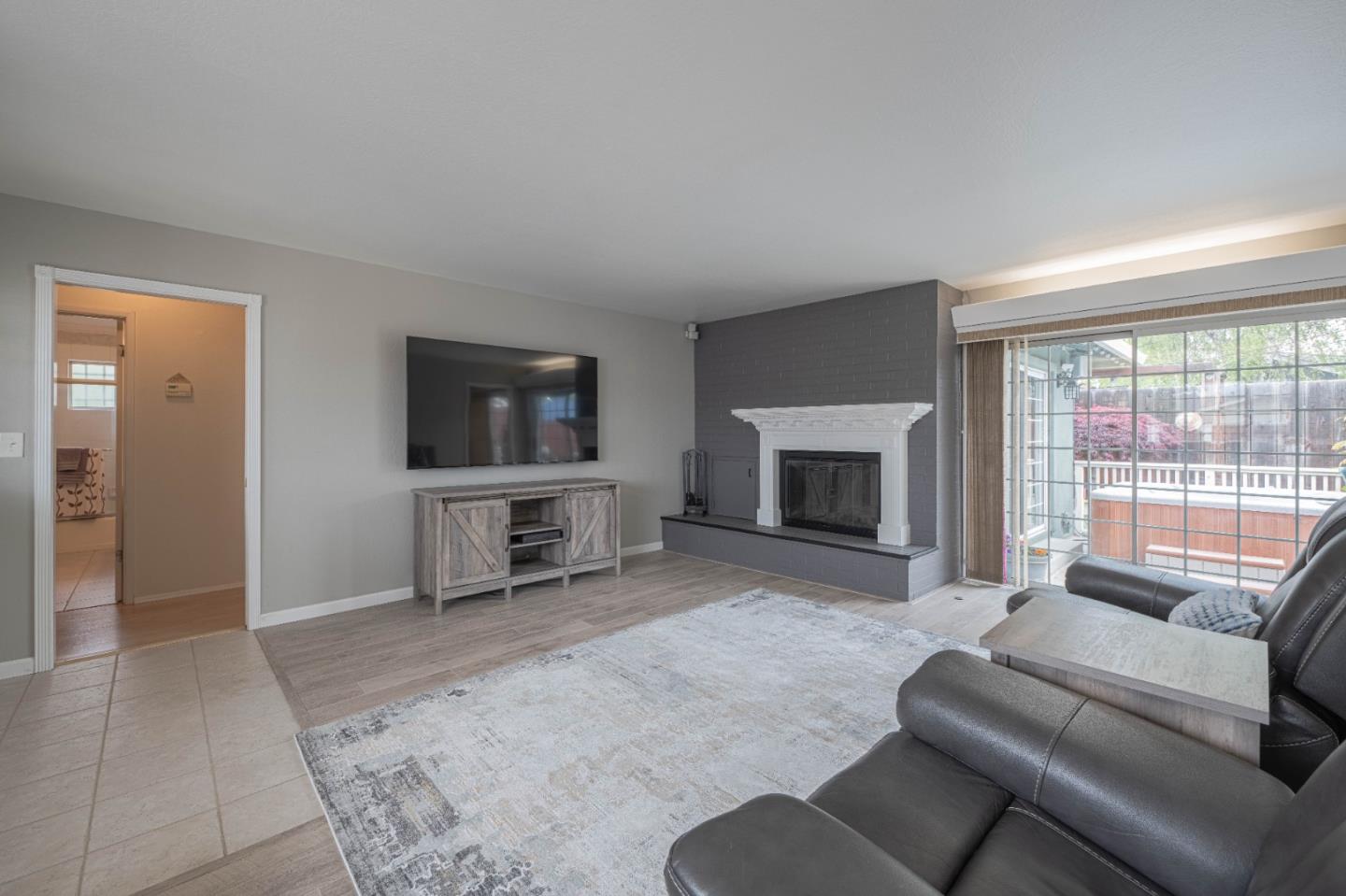 607 La Mesa DR