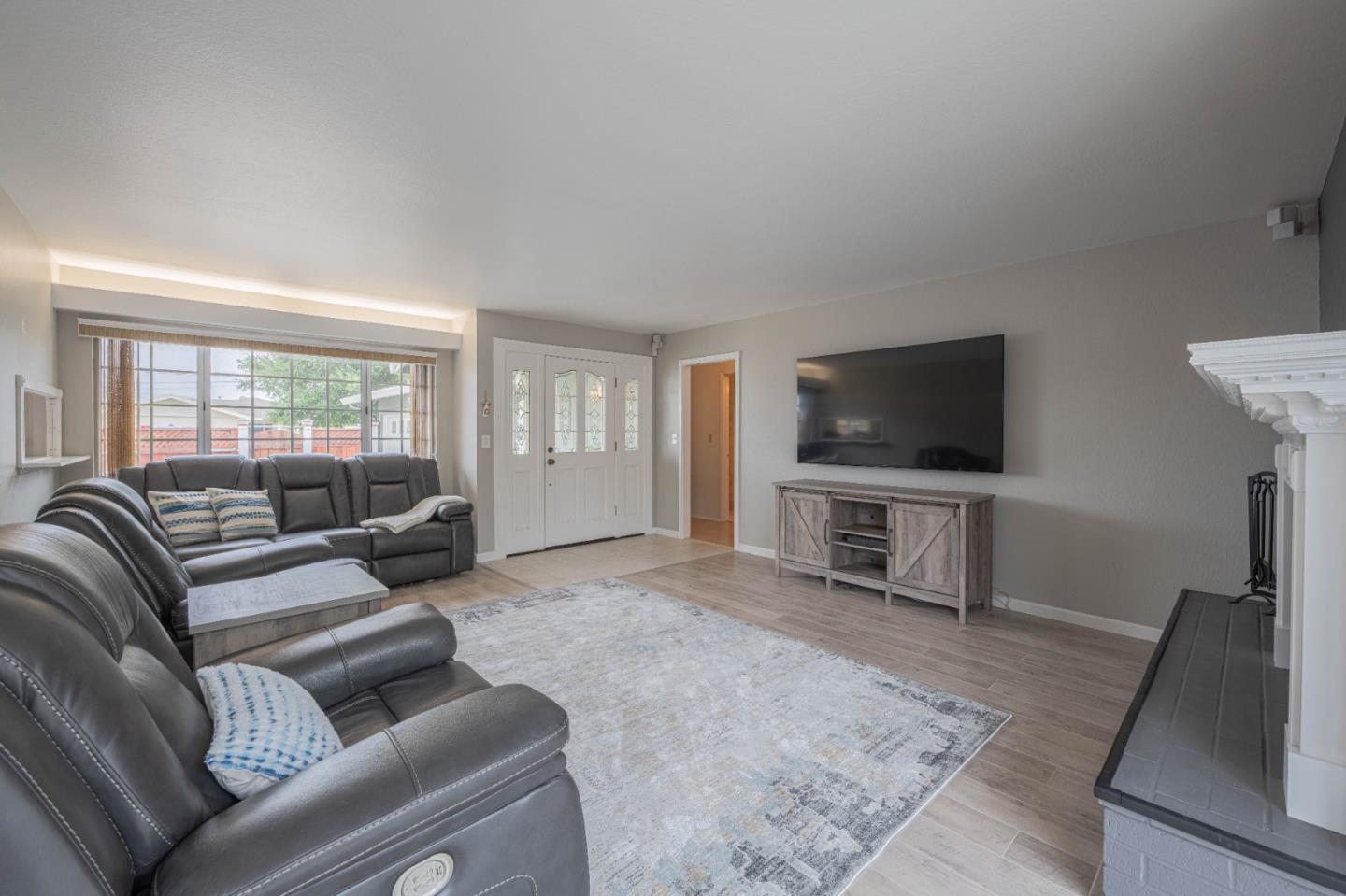 607 La Mesa DR