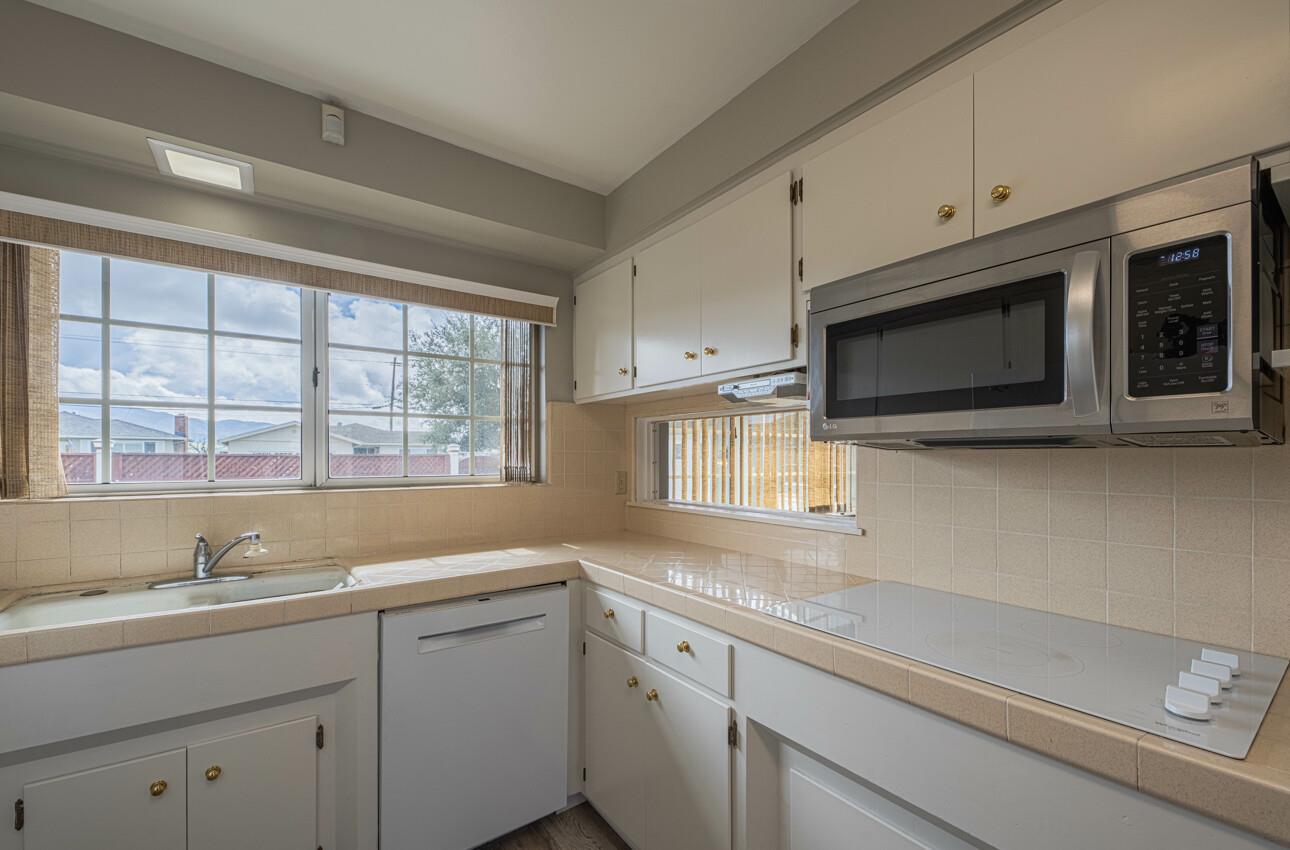 607 La Mesa DR