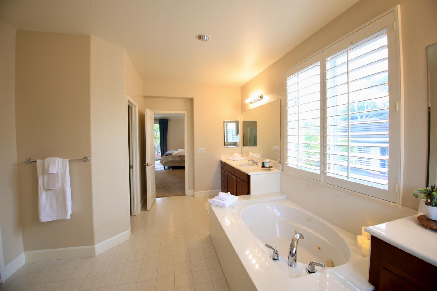 5054 Sunset Vista DR