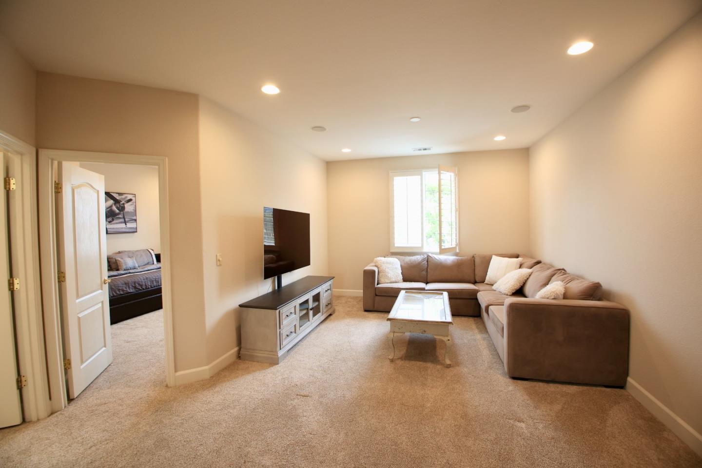 5054 Sunset Vista DR