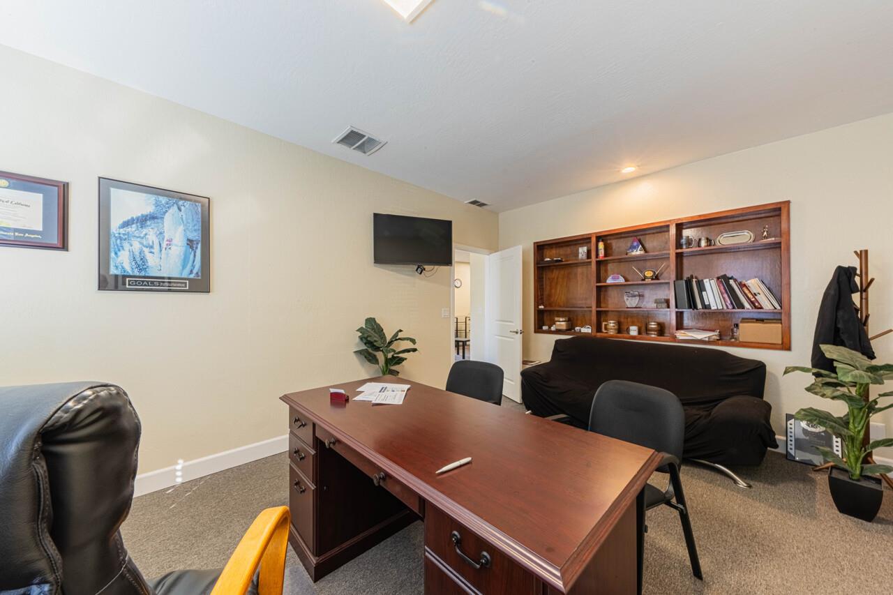 109 East Alisal Street