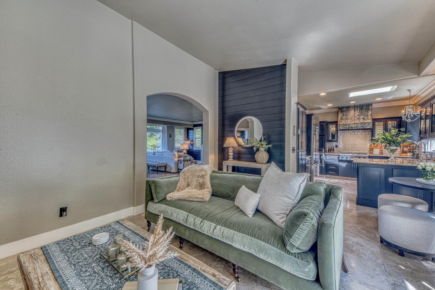10618 Hillside Lane