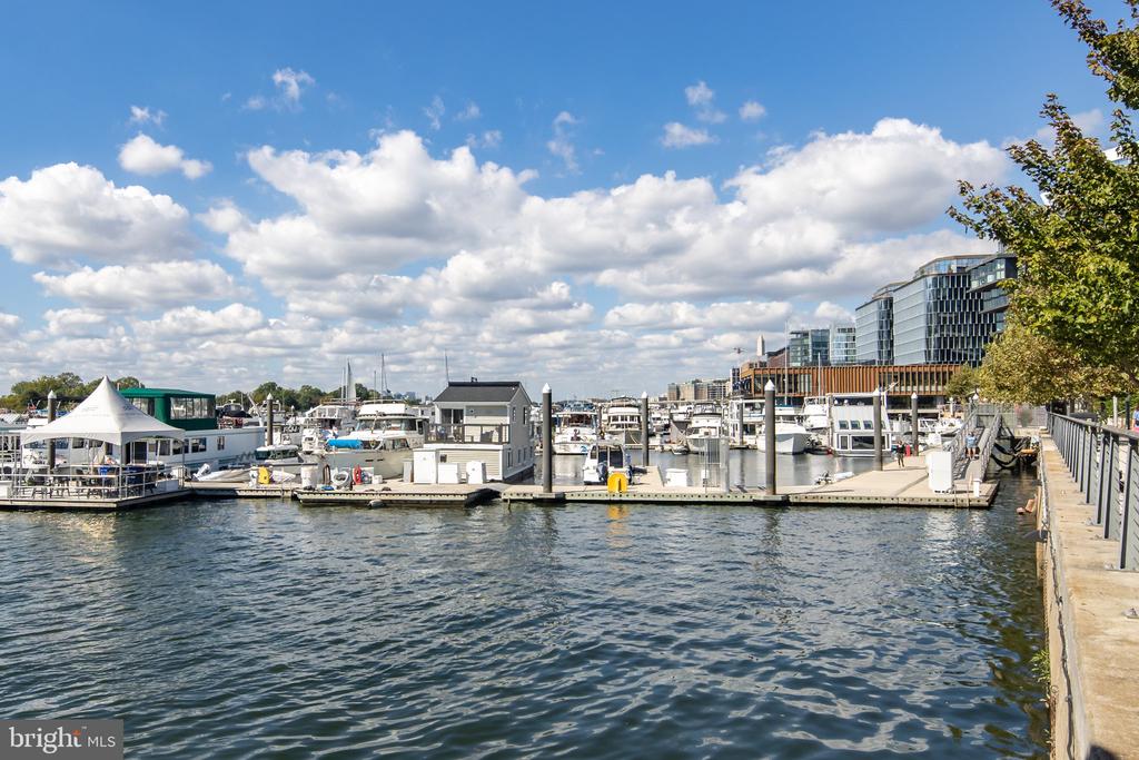 525 SW WATER STREET SW 404