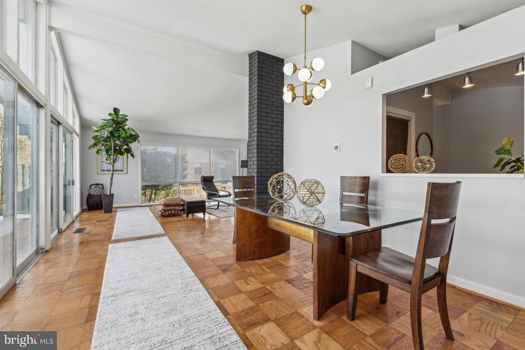 605 KINGS LANE