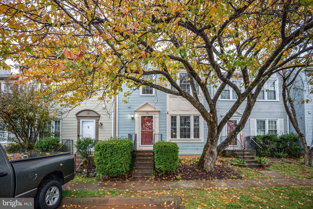 729 ACORN COURT