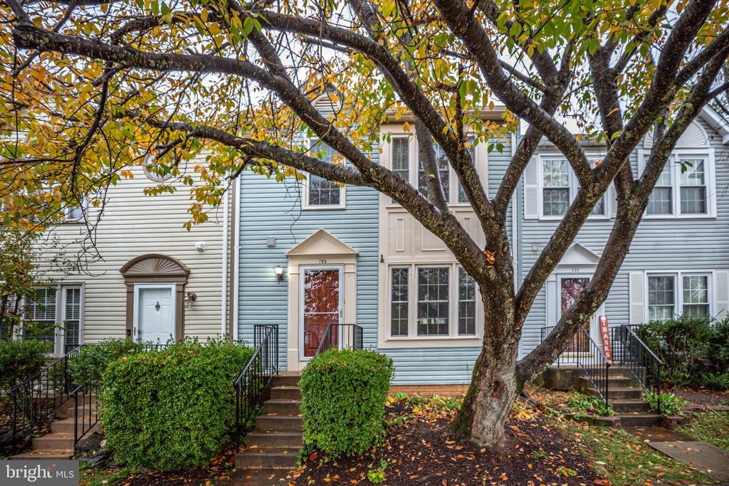 729 ACORN COURT
