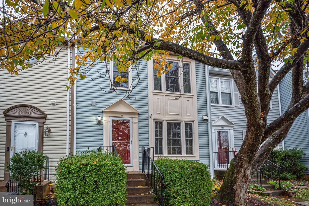 729 ACORN COURT