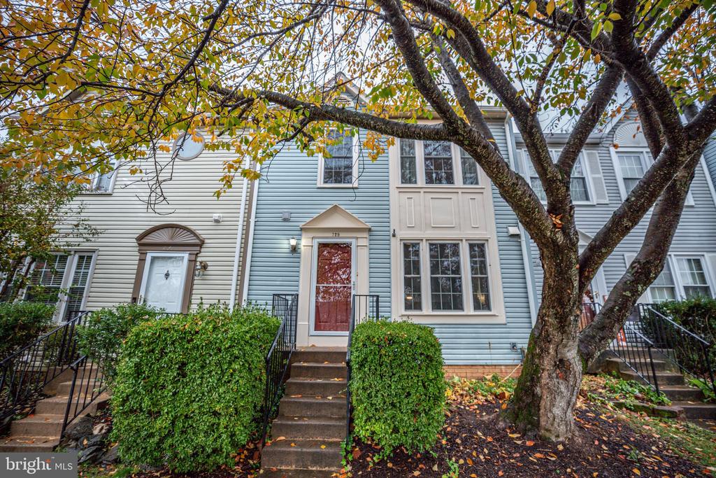 729 ACORN COURT