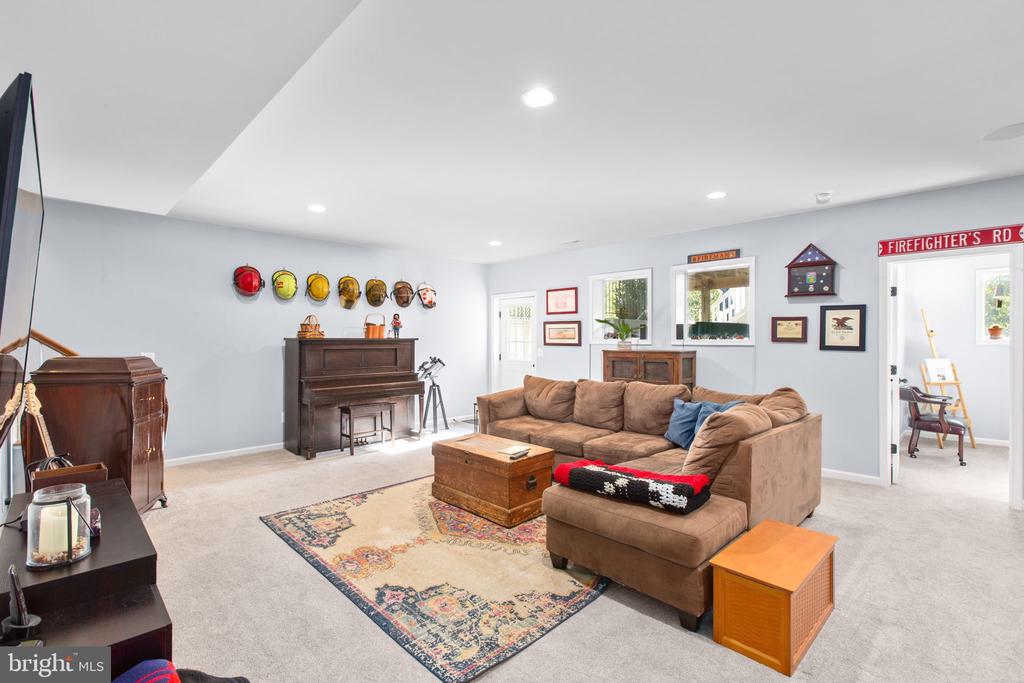 7116 LAKE DRIVE