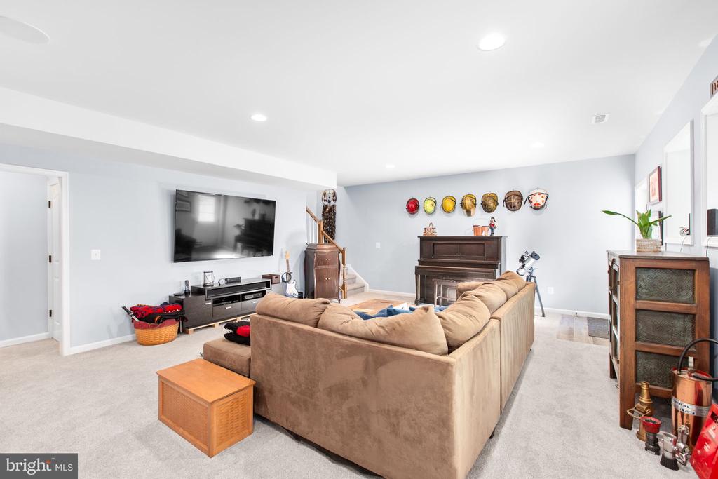 7116 LAKE DRIVE