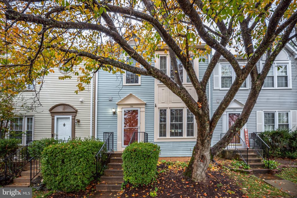 729 ACORN COURT