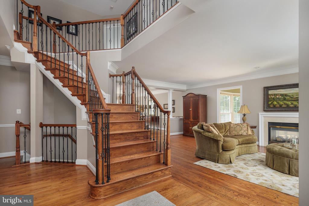 5716 YEWING WAY
