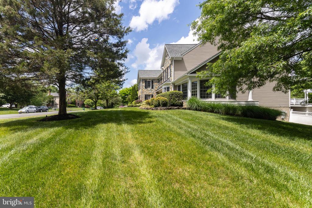 5716 YEWING WAY