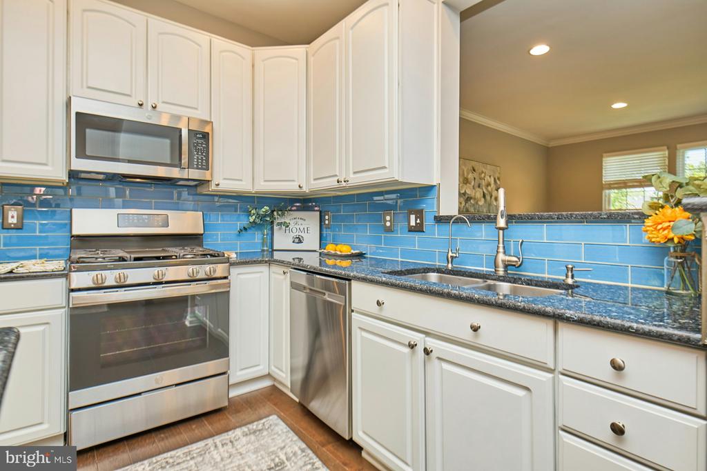 6986 MANAHOAC PLACE