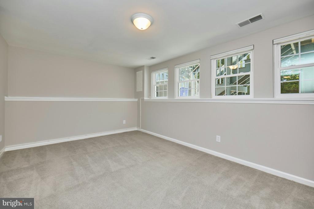 6986 MANAHOAC PLACE