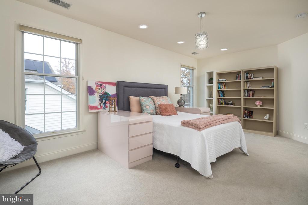 5923 INTERLACHEN COURT