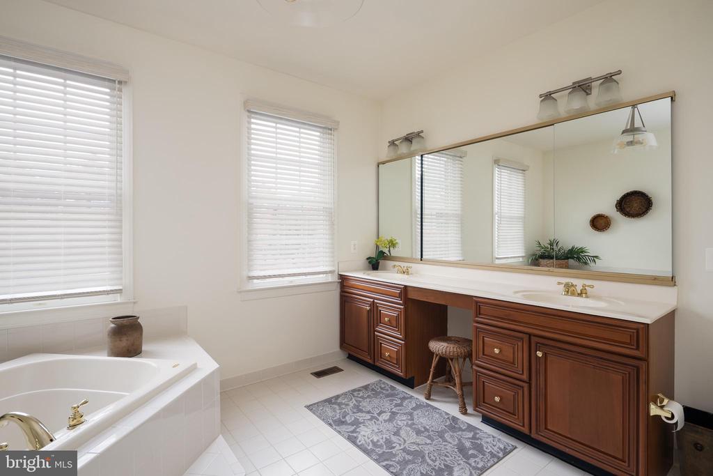 5923 INTERLACHEN COURT