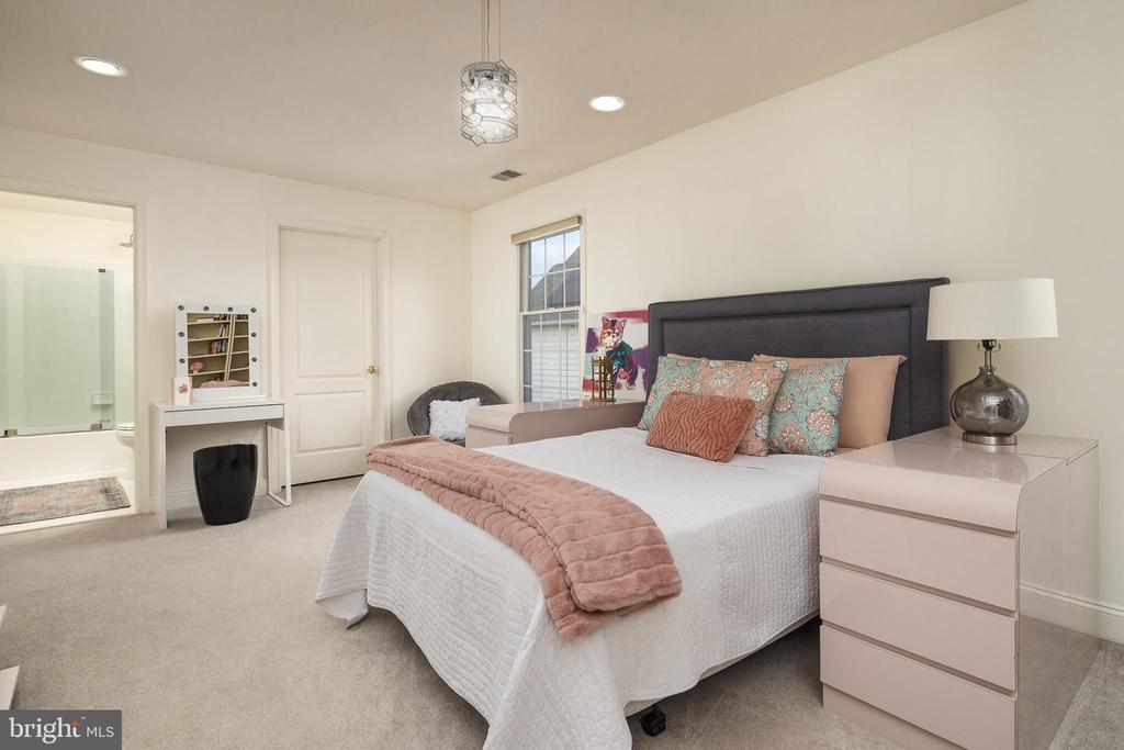5923 INTERLACHEN COURT