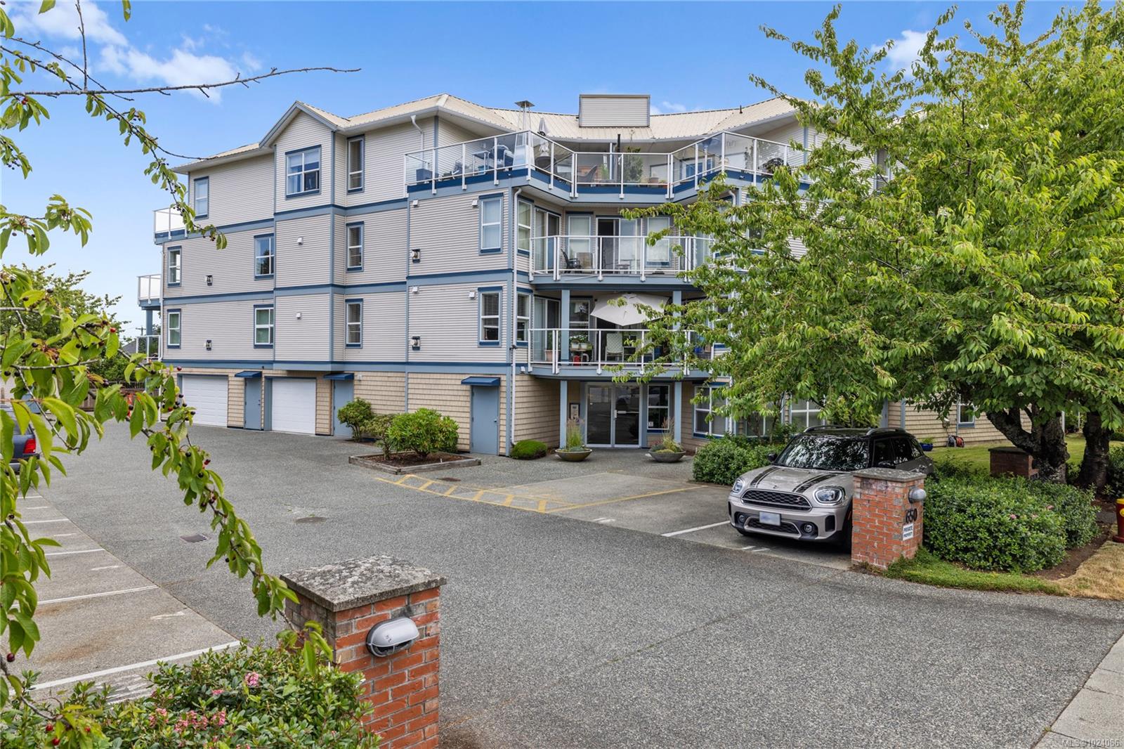 650 Prideaux St # 401