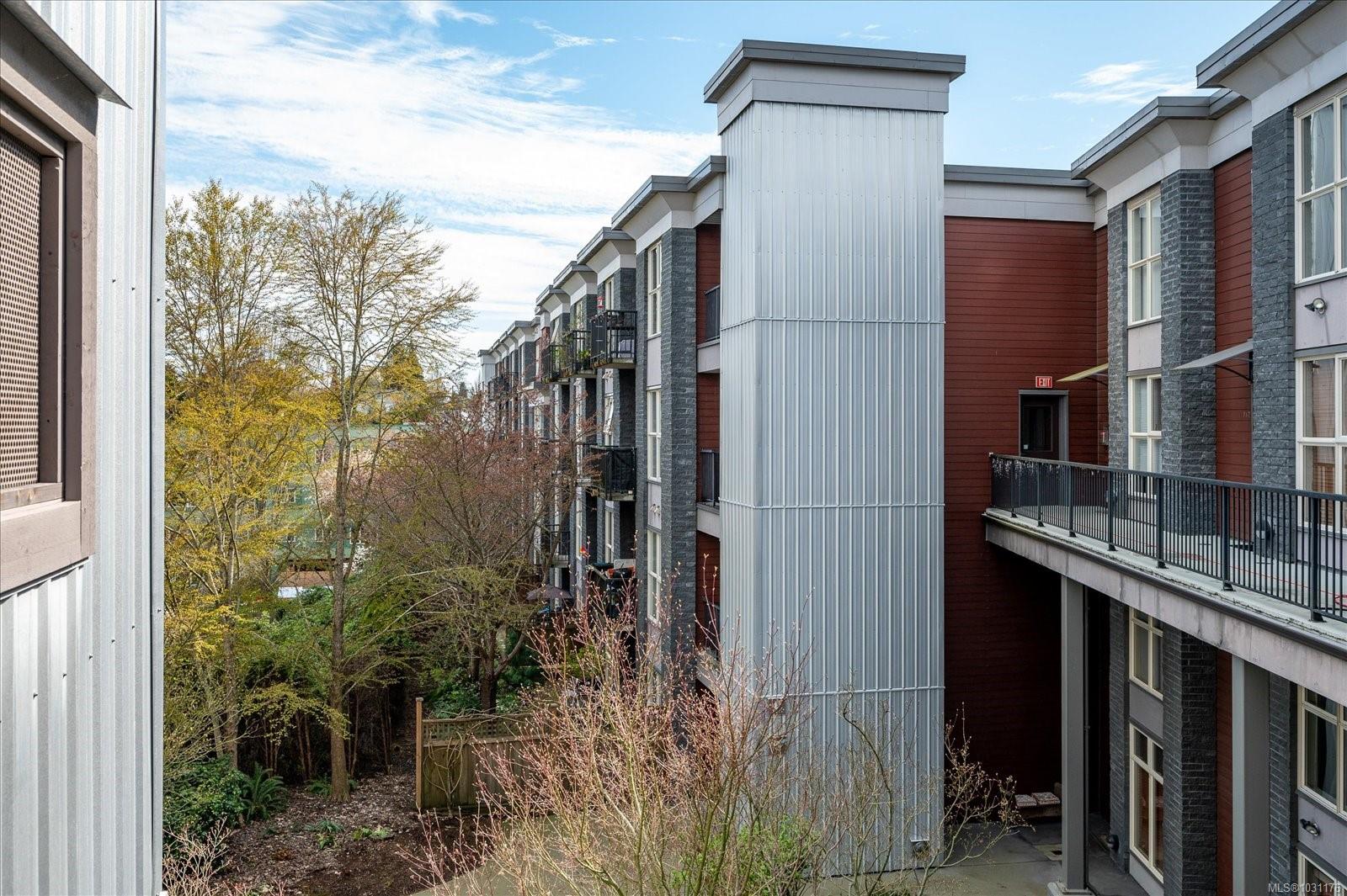 555 Franklyn St # 305