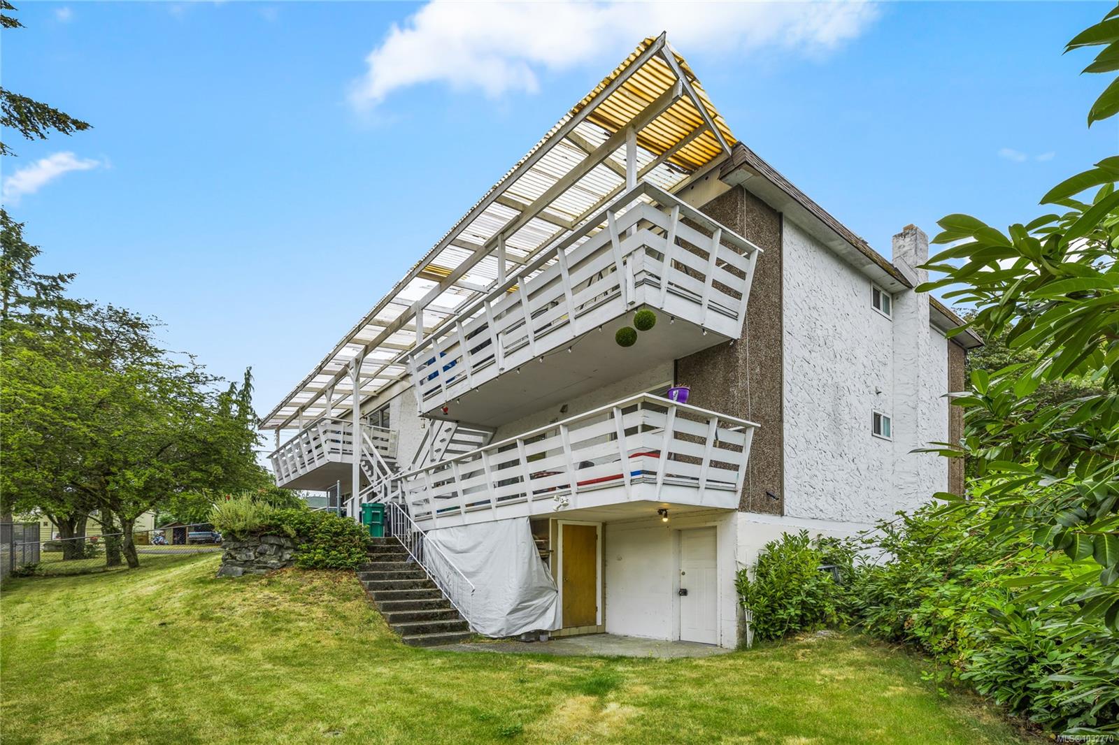 723 Nightingale Cres