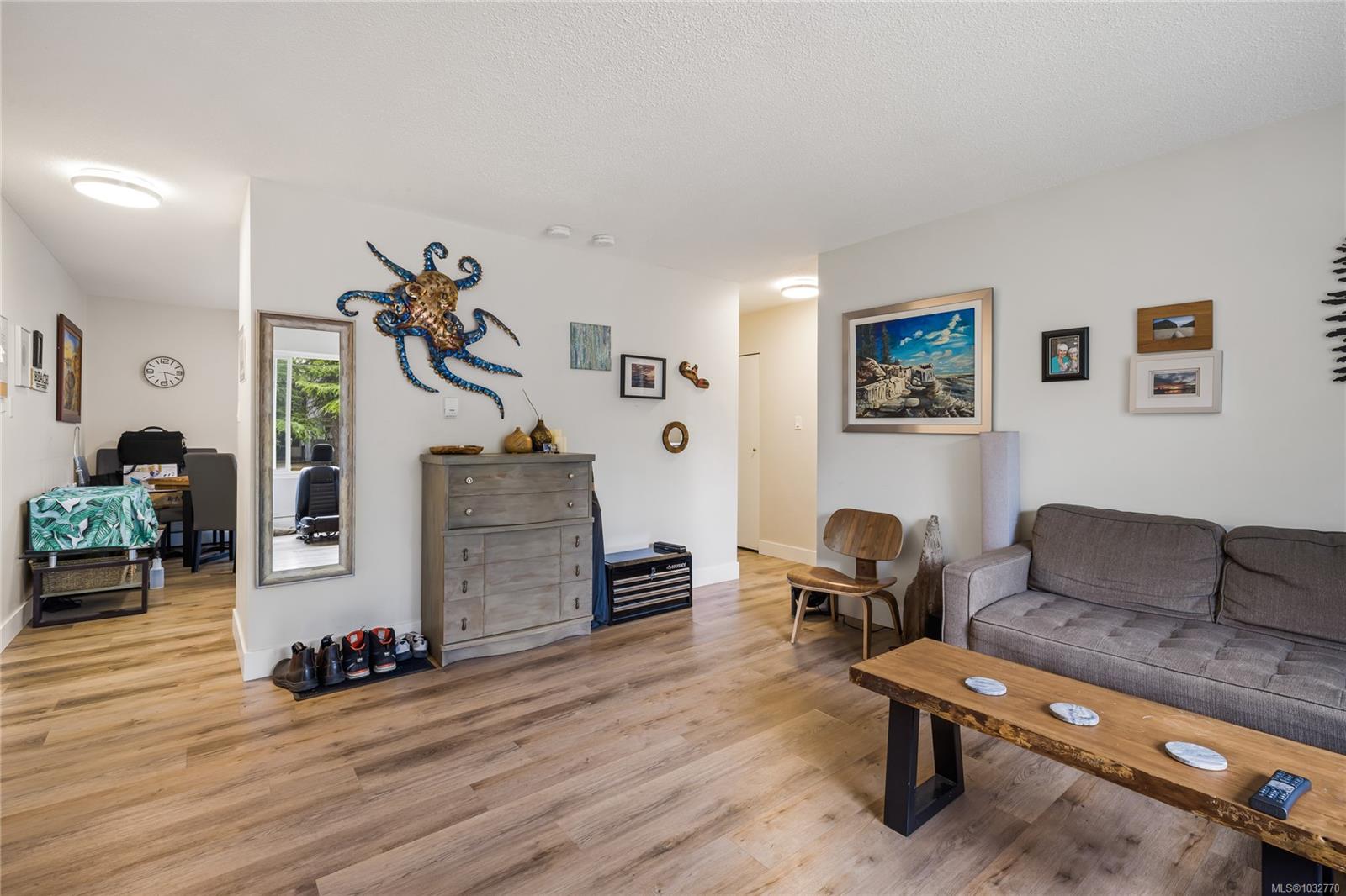 723 Nightingale Cres