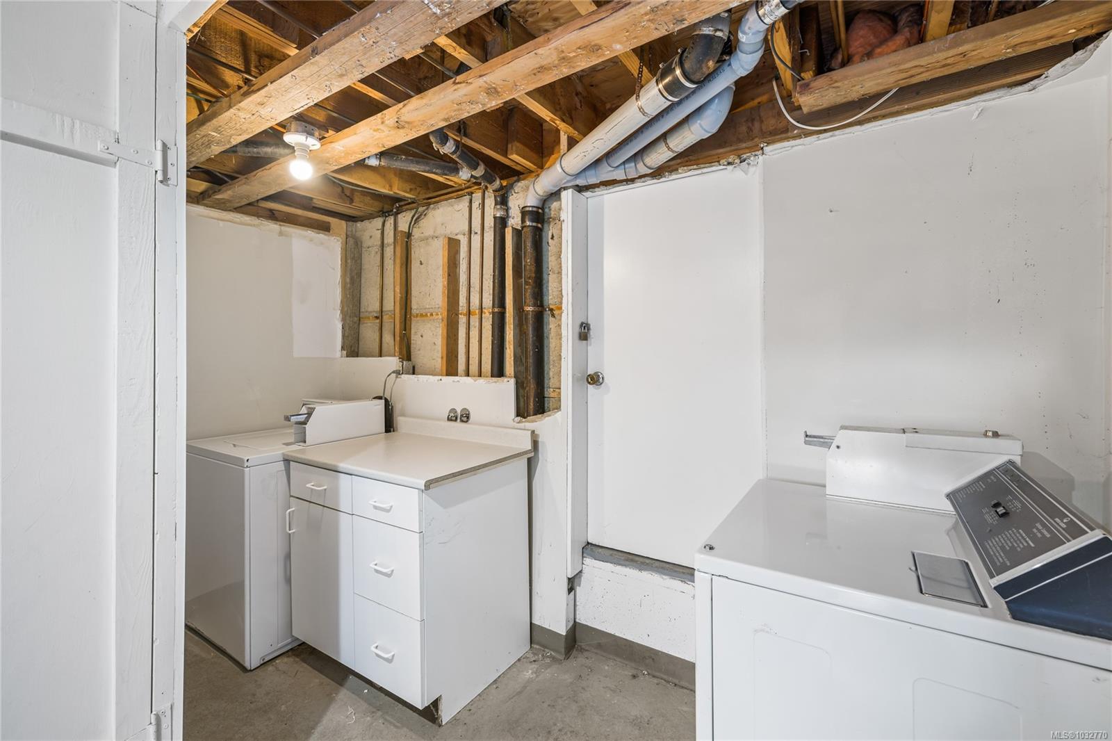 723 Nightingale Cres