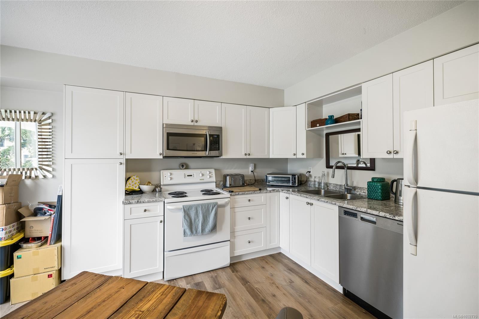 723 Nightingale Cres