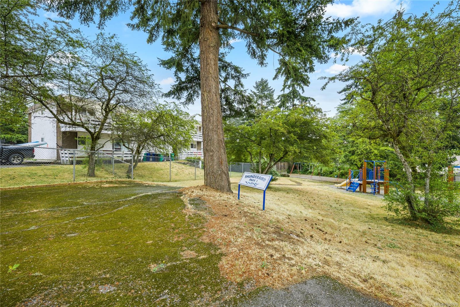 723 Nightingale Cres