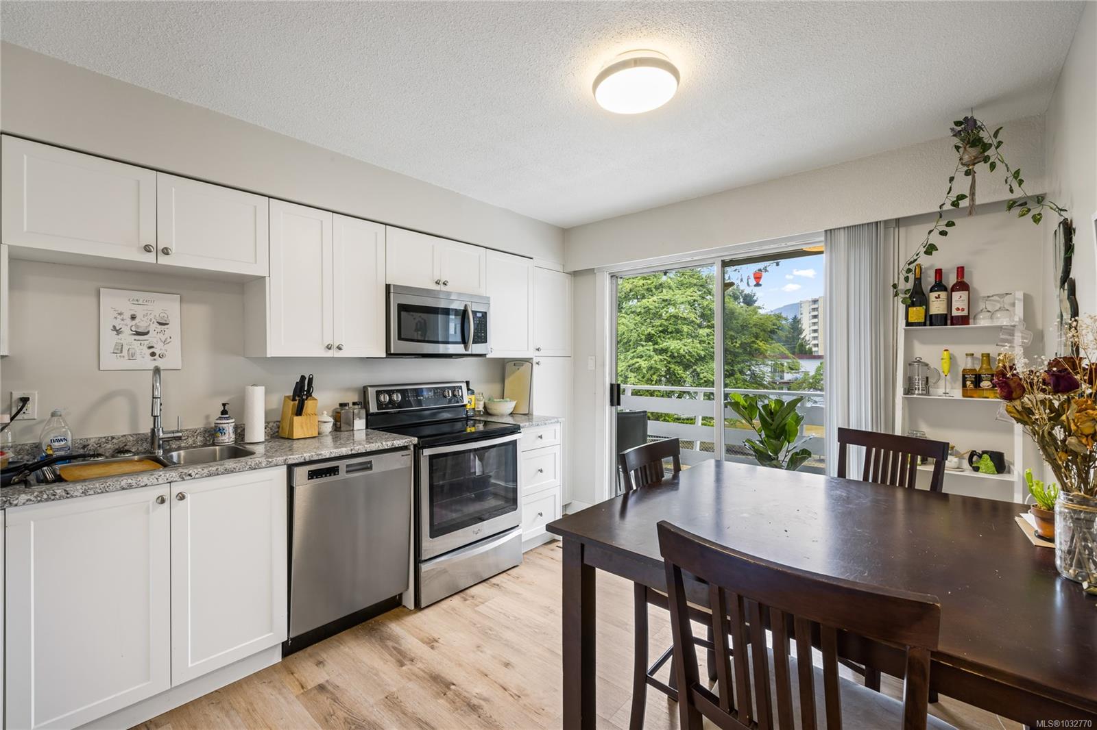 723 Nightingale Cres