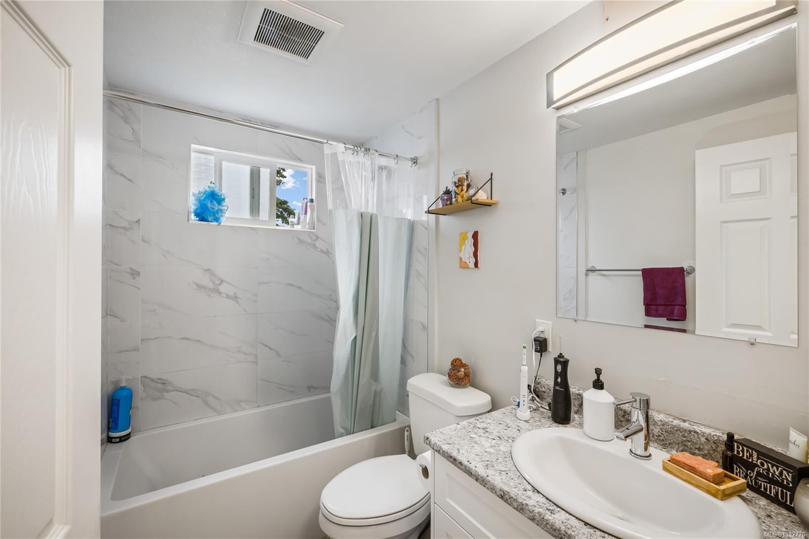 723 Nightingale Cres