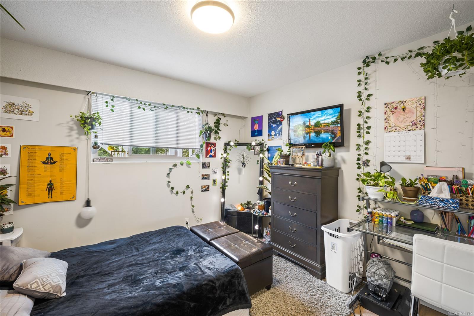 723 Nightingale Cres