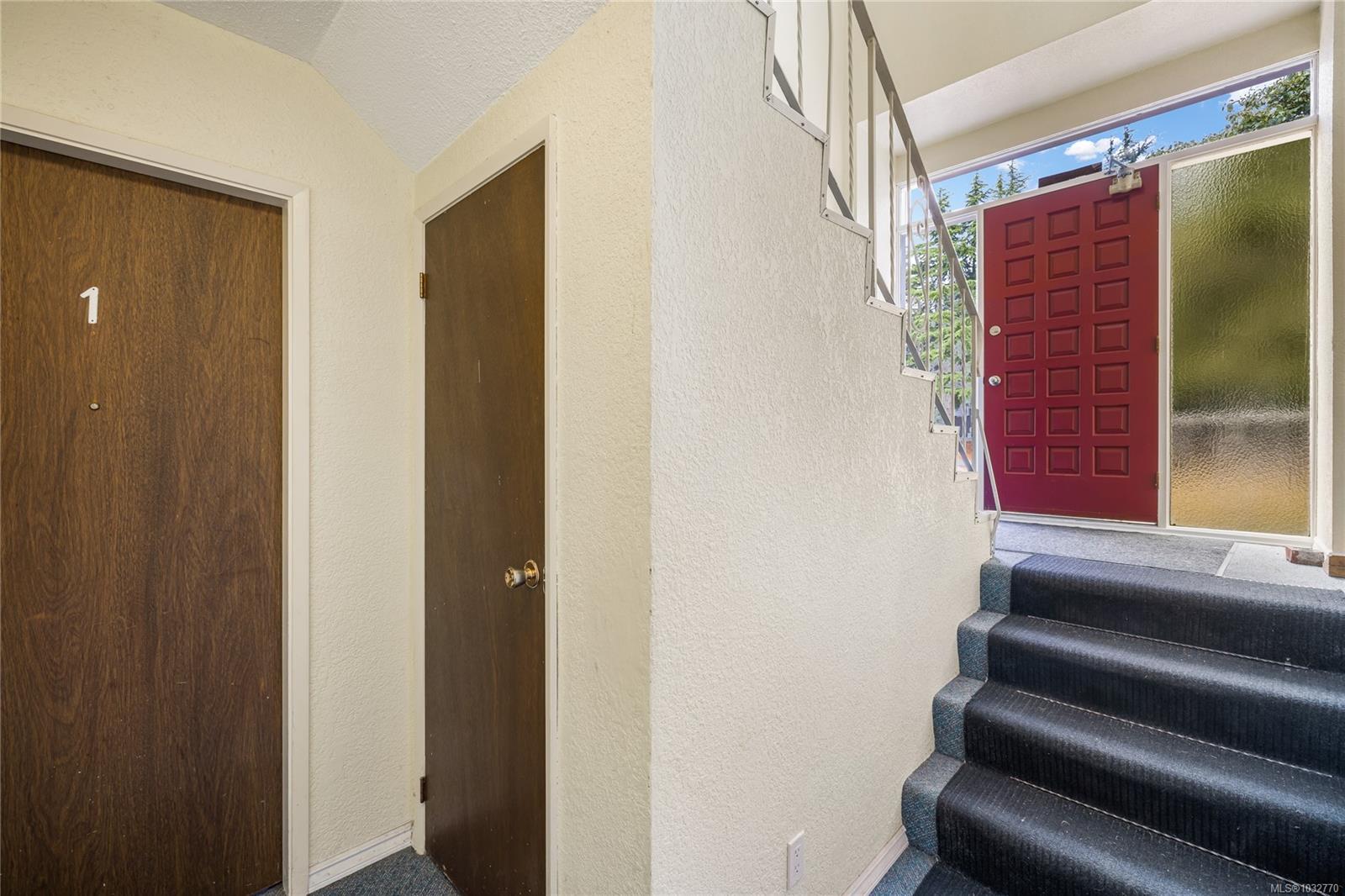 723 Nightingale Cres