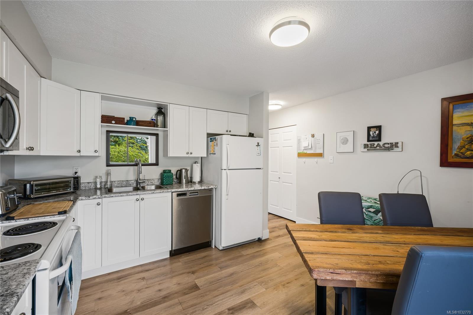 723 Nightingale Cres