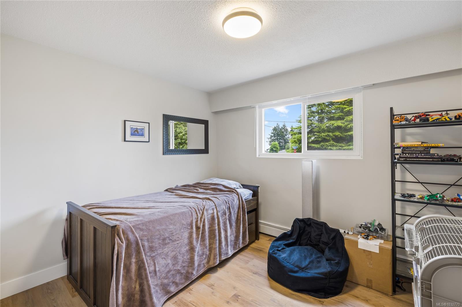 723 Nightingale Cres