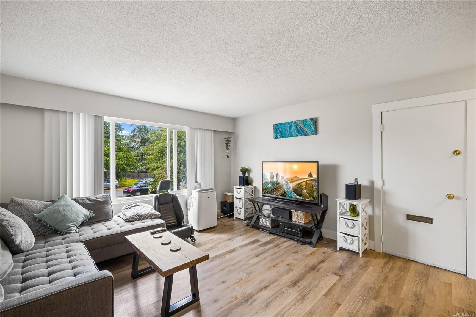 723 Nightingale Cres