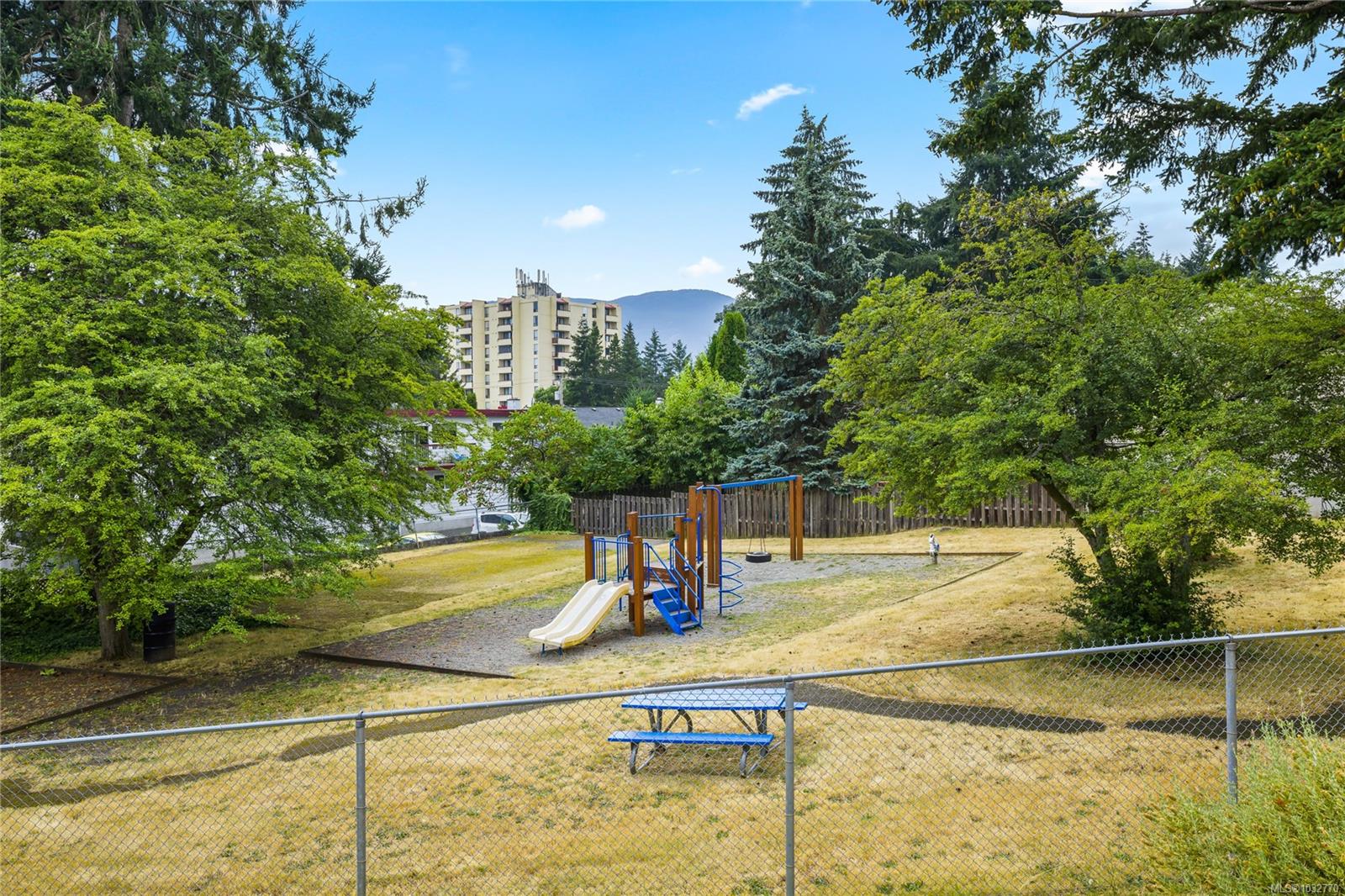 723 Nightingale Cres