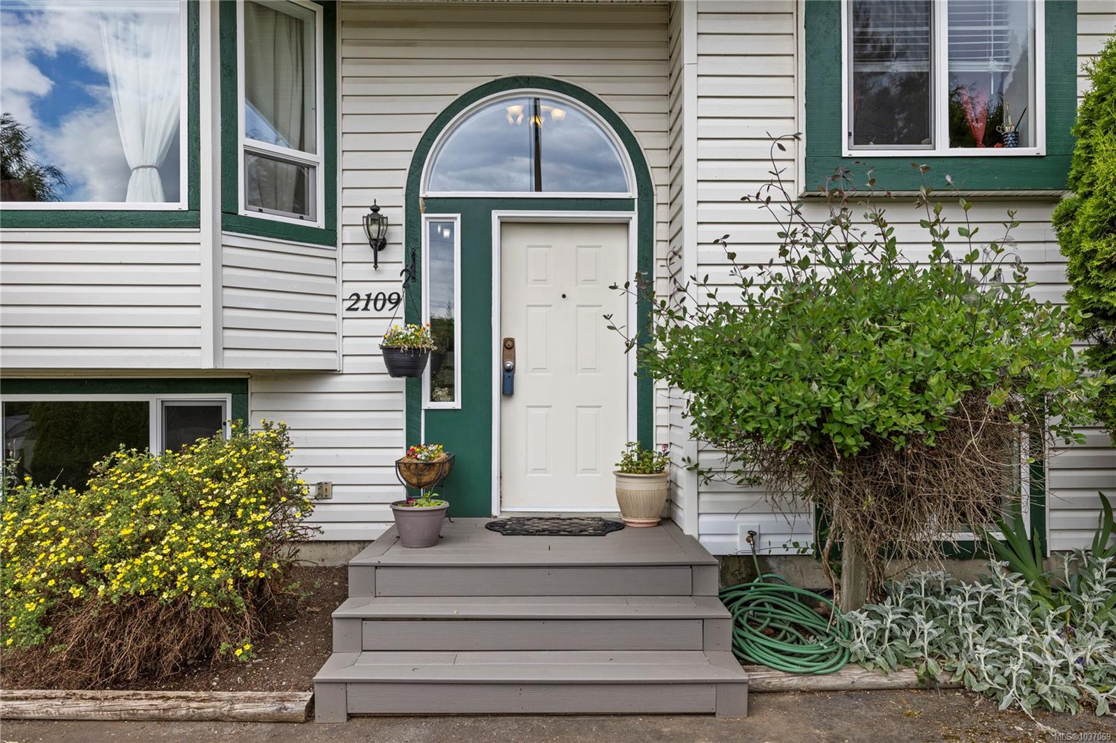 2109 Lakeside Dr