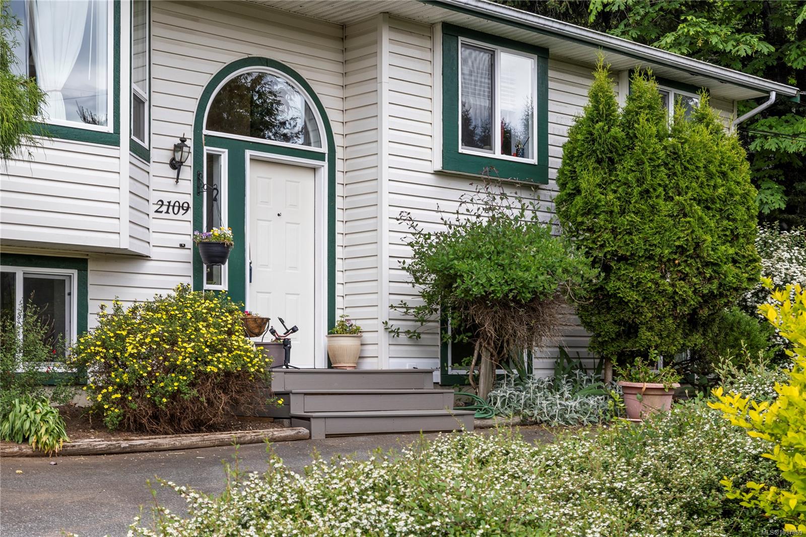 2109 Lakeside Dr