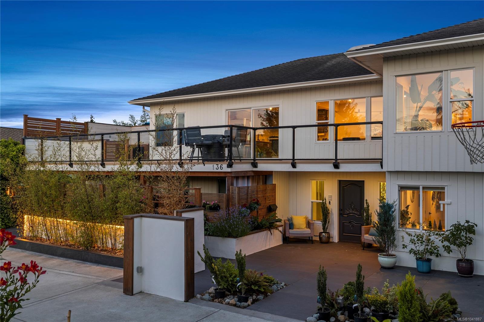136 Maquinna Cres