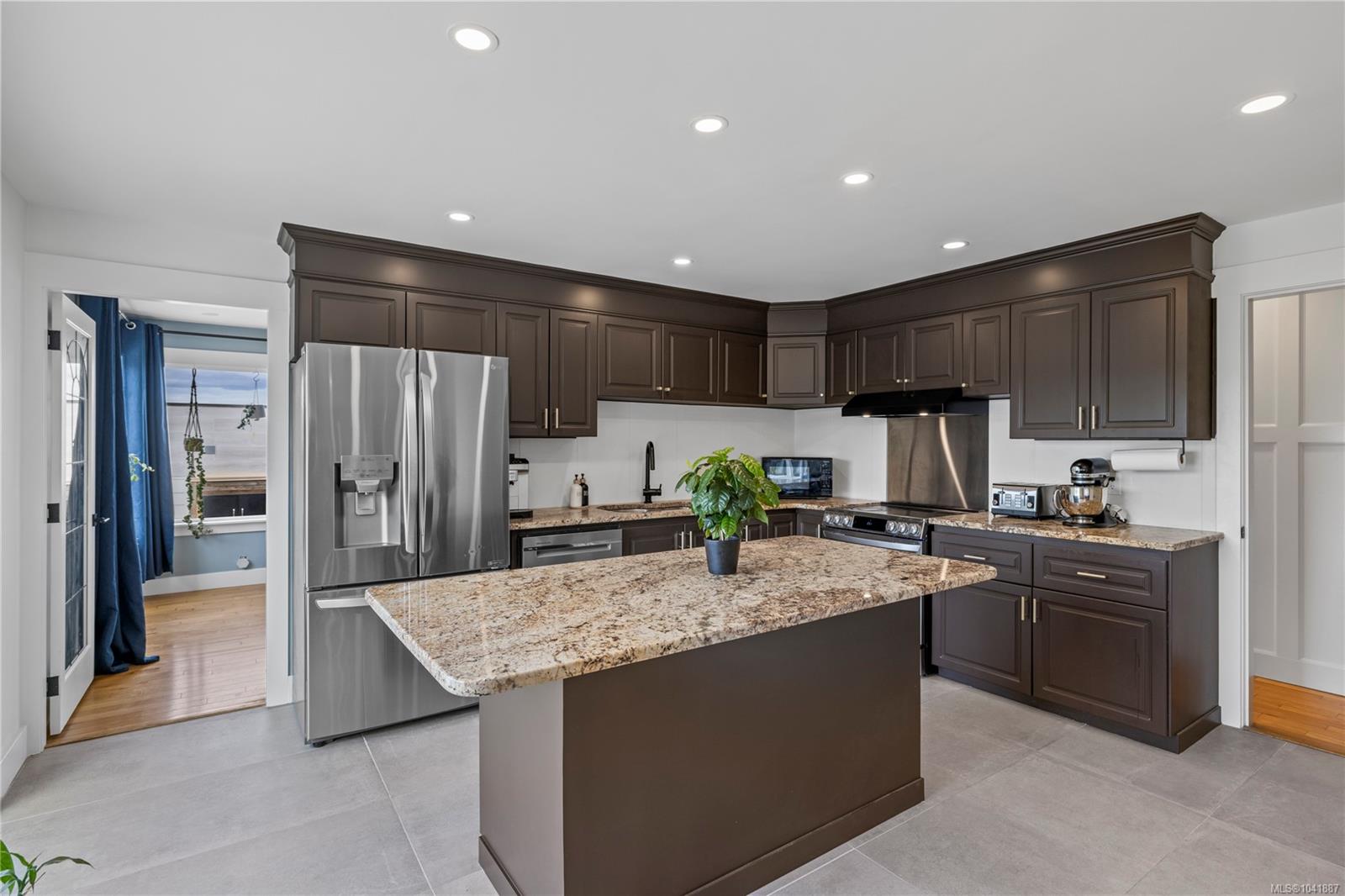 136 Maquinna Cres