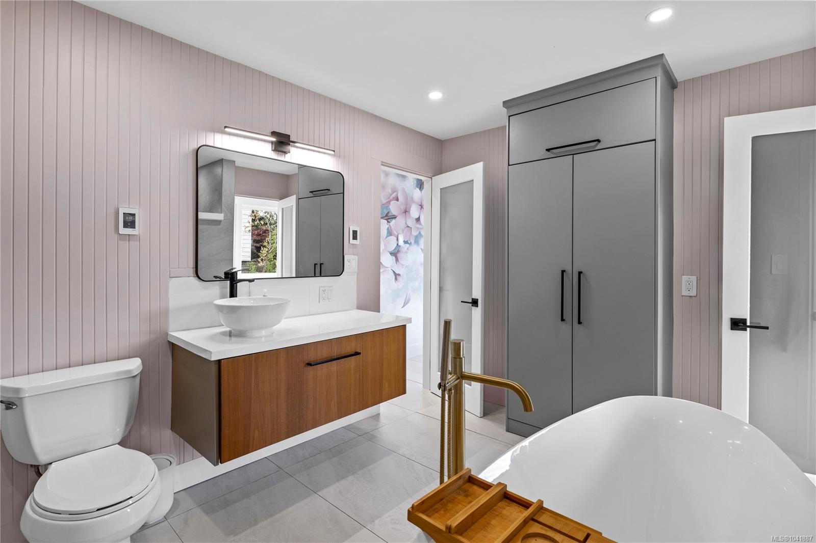 136 Maquinna Cres