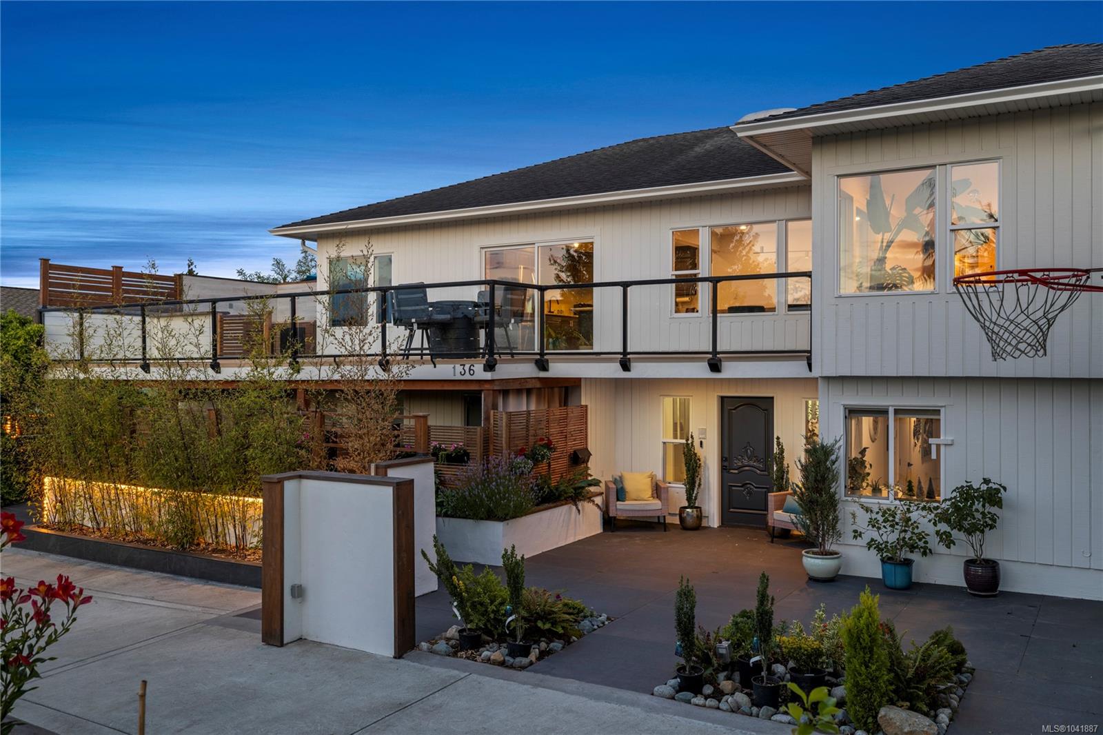 136 Maquinna Cres