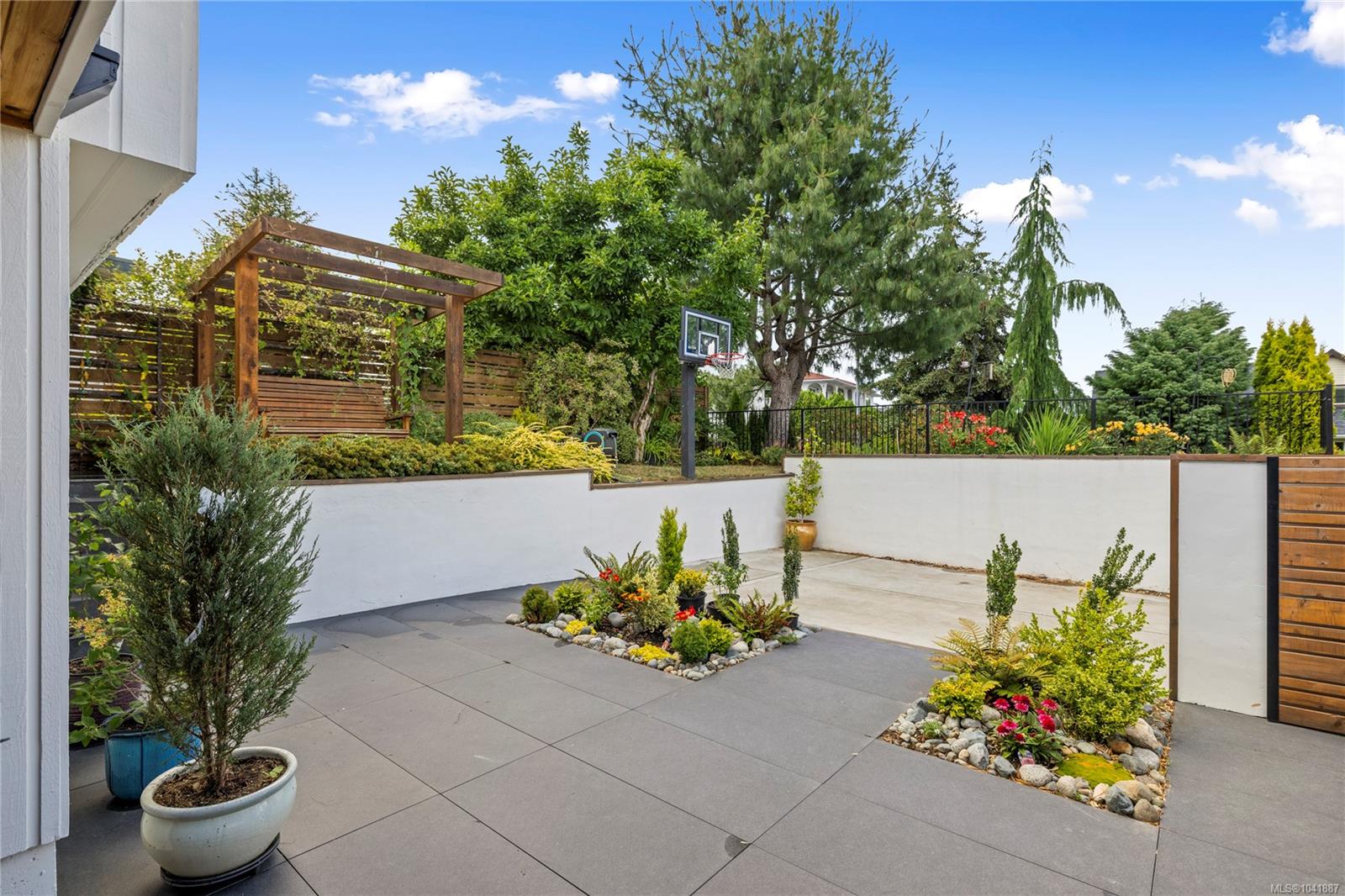 136 Maquinna Cres