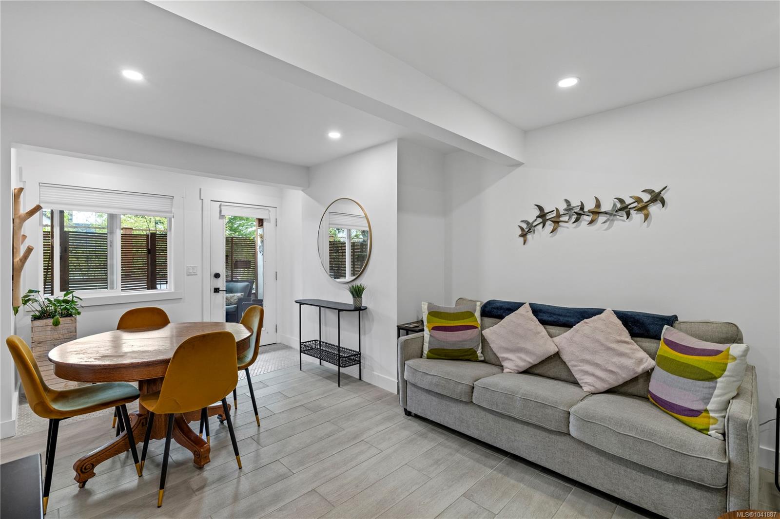 136 Maquinna Cres