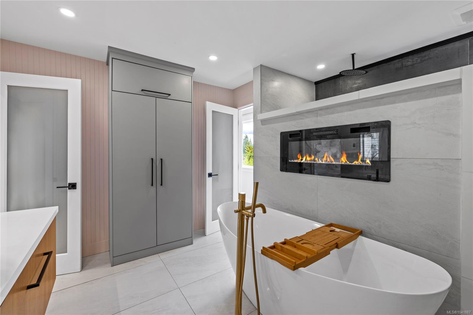 136 Maquinna Cres